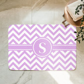 Tapis De Bain Monogramme Chevron Lavande Et Blanc