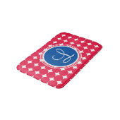 Tapis De Bain Monogramme de point Polka bleu et rouge (Angle)