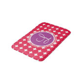 Tapis De Bain Monogramme de point Polka violet et rouge (Angle)