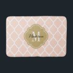 Tapis De Bain Monogramme de Quatrefoil marocain rose et or<br><div class="desc">Tapis de bain imprimé sur mesure avec un élégant motif de quatrefoil marocain. Personnalisez-le avec votre monogramme ou autre texte dans un cadre chic en quatrefoil. Cliquez sur Customiser pour modifier le texte et les polices afin de créer un cadeau unique.</div>