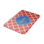 Tapis De Bain Monogramme et nom bleu Quatrefoil rouge tendance (Angle)