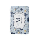 Tapis De Bain Monogramme floral personnalisé avec un ruban bleu (Devant (Vertical))