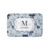 Tapis De Bain Monogramme floral personnalisé avec un ruban bleu (Devant)