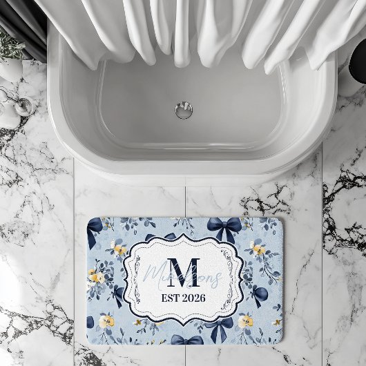 Tapis De Bain Monogramme floral personnalisé avec un ruban bleu