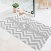 Tapis De Bain Monogramme Gris Et Blanc Chevron