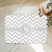 Tapis De Bain Monogramme Gris Et Blanc Chevron