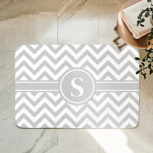 Tapis De Bain Monogramme Gris Et Blanc Chevron