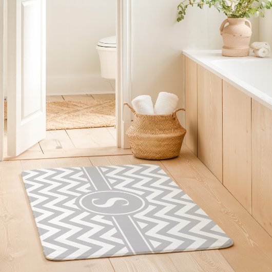 Tapis De Bain Monogramme Gris Et Blanc Chevron