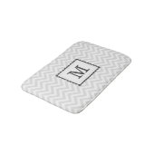 Tapis De Bain Monogramme gris et blanc de coutume de Chevron (Angle)
