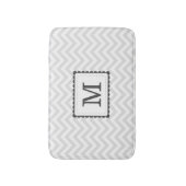 Tapis De Bain Monogramme gris et blanc de coutume de Chevron (Devant (Vertical))