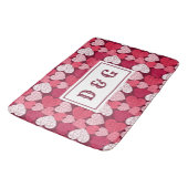 Tapis De Bain Monogramme Motif de puzzle rouge et rose (Angle)
