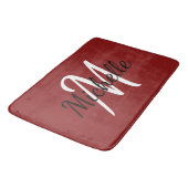 Tapis De Bain Monogramme rouge minimaliste moderne + initial (Angle)