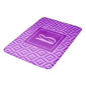 Tapis De Bain Motif diamant à trois tons violet monogramme (Angle)
