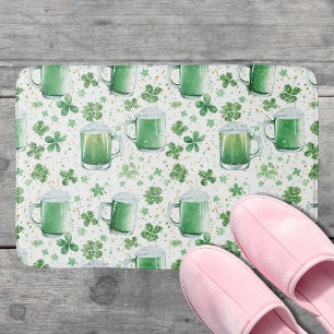 Tapis De Bain Mugs élégants verts pour bière et trèfles blancs