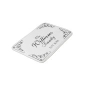 Tapis de bain noir et blanc chic de nom de famille (Angle)