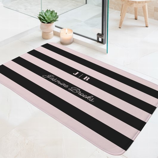 Tapis De Bain Nom Du Monogramme En Gris Rose Et Noir
