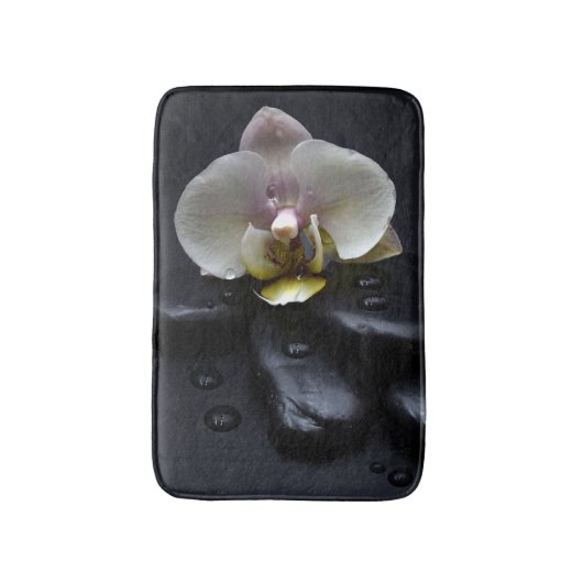 Tapis De Bain Orchidée Blanche Sur Pierres Noires (Devant (Vertical))