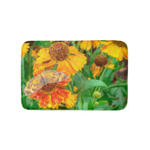 Tapis De Bain Papillon Pearl Crescent sur l'herbe à éternuer