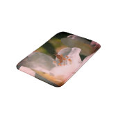 Tapis De Bain Petit Grasshopper Sur Fleur Azalée Blanche (Angle)