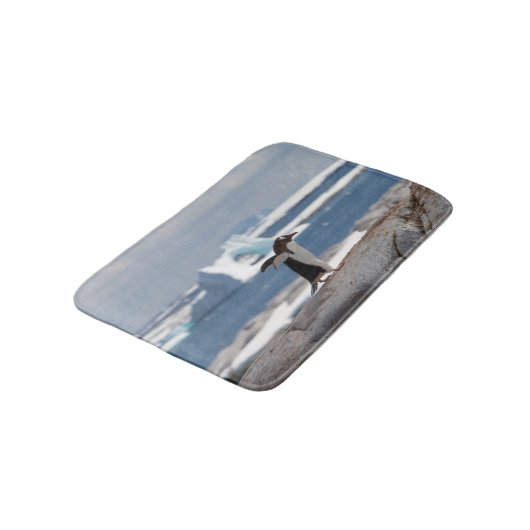 Tapis De Bain Pingouin devant une arche de glace (Angle)