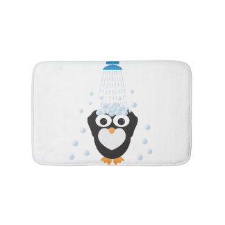 Tapis De Bain Pingouin mignon prenant une douche