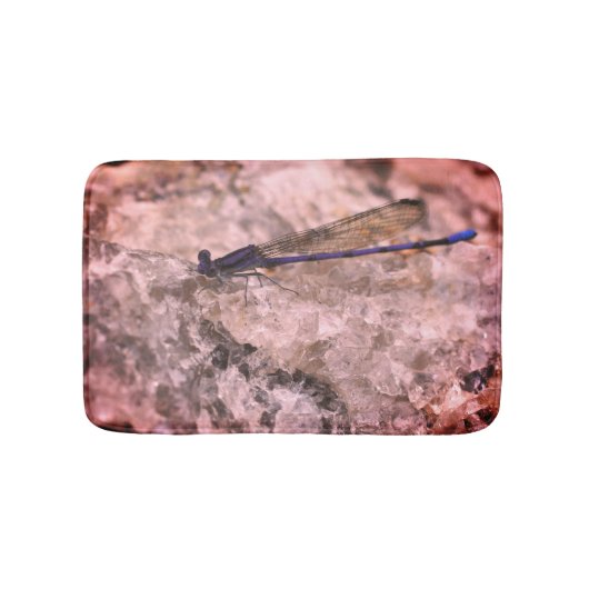 Tapis De Bain Purple Damselfly Sur Quartz Rock Gros plan (Devant)