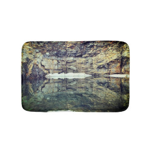 Tapis De Bain Réflexions De Mur De Falaises Rocheuses Dans Pond