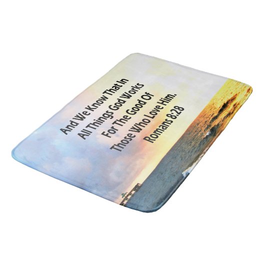 TAPIS DE BAIN ROMAINS DE SÉRENE 8:28 SCRIPTURE VERSE (Angle)