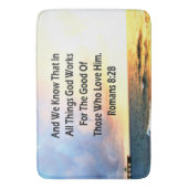 TAPIS DE BAIN ROMAINS DE SÉRENE 8:28 SCRIPTURE VERSE (devant Vertical)