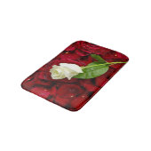 Tapis De Bain Rose blanc sur les pétales rouges (Angle)