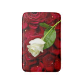 Tapis De Bain Rose blanc sur les pétales rouges (Devant (Vertical))