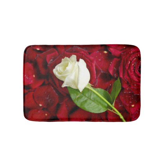 Tapis De Bain Rose blanc sur les pétales rouges (Devant)