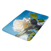 Tapis De Bain Rose blanche sous ciel bleu (Angle)