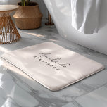 Tapis De Bain Rose clair monogramme | Minimaliste moderne Femini<br><div class="desc">Un design simple et élégant monogramme personnalisé avec une typographie manuscrite minimaliste moderne associée à une typographie en bloc en noir sur un élégant arrière - plan rose pastel. Le nom monogramme peut être facilement personnalisé pour rendre un design aussi unique que vous êtes! Le cadeau ou accessoire parfaitement personnel...</div>