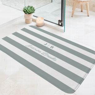 Tapis De Bain Sage Green et White Wide Strips Nom du monogramme