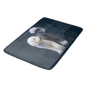 Tapis De Bain Sheepadoodle avec écharpe à carreaux bleus (Angle)