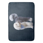 Tapis De Bain Sheepadoodle avec écharpe à carreaux bleus (devant Vertical)