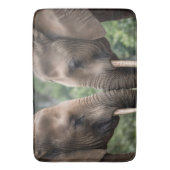 Tapis De Bain "Trunk to Trunk : A Gentle Elephant Embrasser" (devant Vertical)