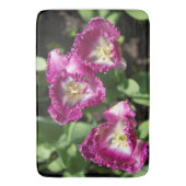 Tapis De Bain Tulipes mignonnes pourpres dans le jardin (devant Vertical)