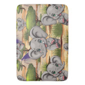 Tapis De Bain Un bébé éléphant qui sonne heureux dans la savane  (devant Vertical)