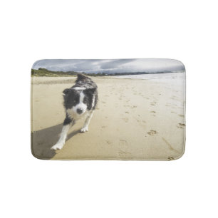 Tapis De Bain Un chien de border collie fonctionnant sur la