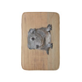 Tapis De Bain Un cobaye gris mignon sur le bois Brown (Devant (Vertical))