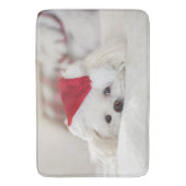 Tapis De Bain Un mignon chien blanc dans un Casquette de Noël ro (devant Vertical)