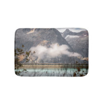 Un seul nuage sur un lac