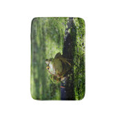 Tapis De Bain Une jolie grenouille verte frappe un pot sur le tu (Devant (Vertical))