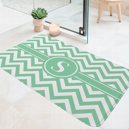 Tapis De Bain Vert Menthe Et Monogramme Chevron Blanc