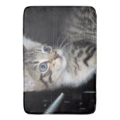 Tapis De Bain "Whiskers of Trouble : The Mischievous Tabby Kitte (devant Vertical)
