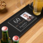 Tapis De Bar 60 alors ce Citation drôle Black 60th Birthday Pho<br><div class="desc">60 alors ce Drôle Citation Black 60th Birthday Photo Bar Mat. Grand cadeau d'humour pour le 60ème anniversaire avec une photo personnalisée, inspirant et drôle de citation 60 alors quoi. L'arrière - plan est noir et le texte est blanc et doré. Personnalisez-le avec votre photo, votre nom et votre numéro...</div>