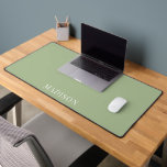 Tapis de bureau personnalisé vert sauge simple<br><div class="desc">Tapis de bureau avec votre nom dans une typographie blanche simple sur un fond vert sauge. Typographie moderne minimaliste simple. Parfait pour le domicile ou le lieu de travail au bureau.</div>
