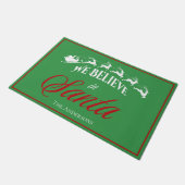 Tapis de Noël festif vert avec bordure rouge (Incliné)